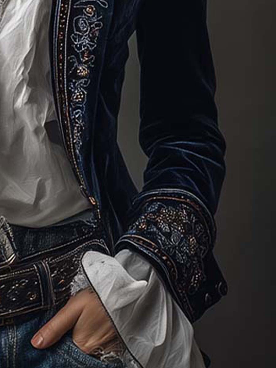 Detalj av ärmslag och broderi på Eivor