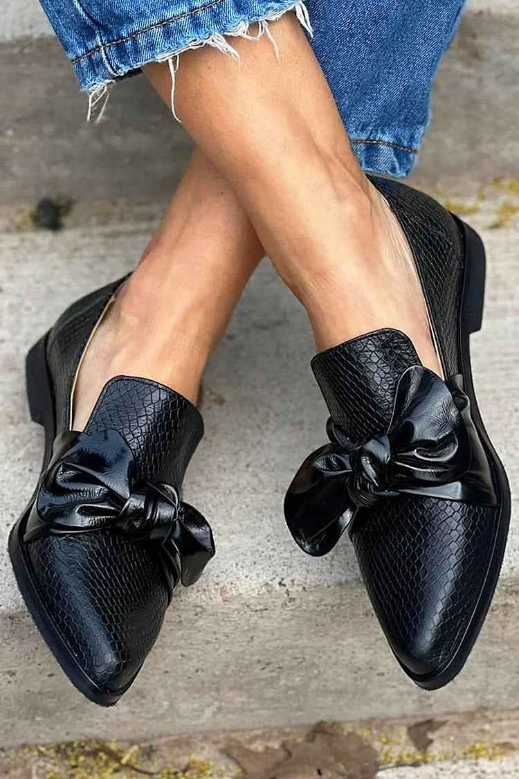 Hilma svarta loafers med blank rosett, närbild