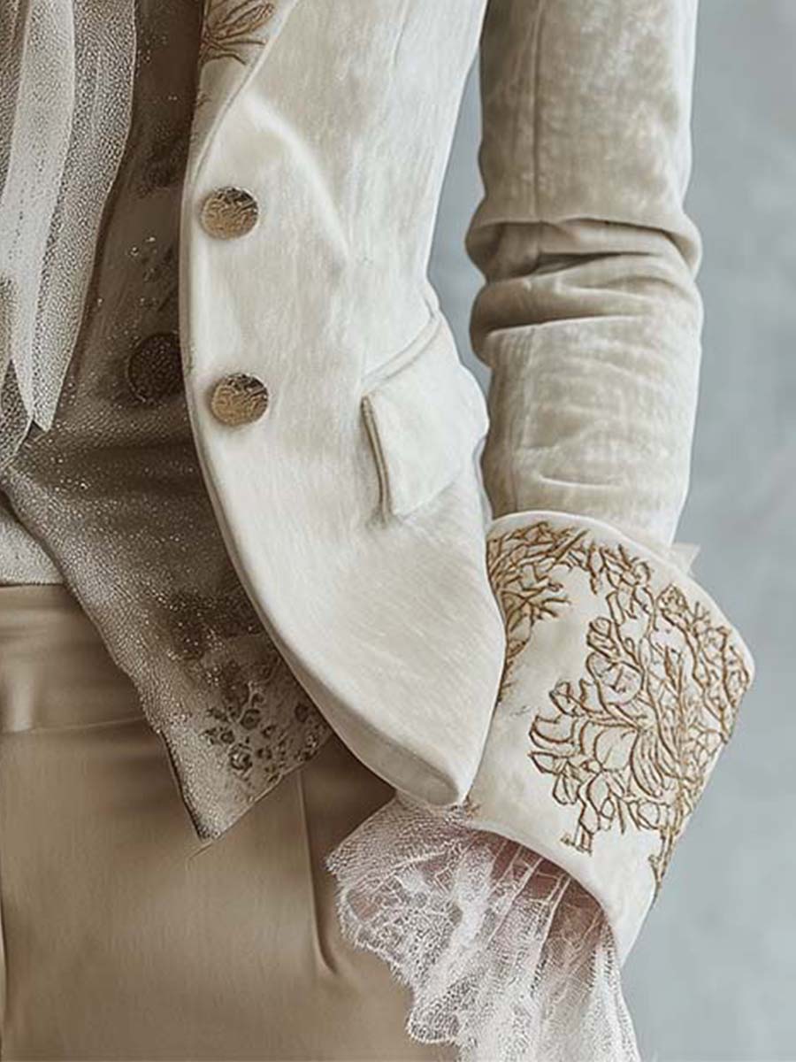 Kristin blazer med guldfärgade knappar och broderad manschett, närbild