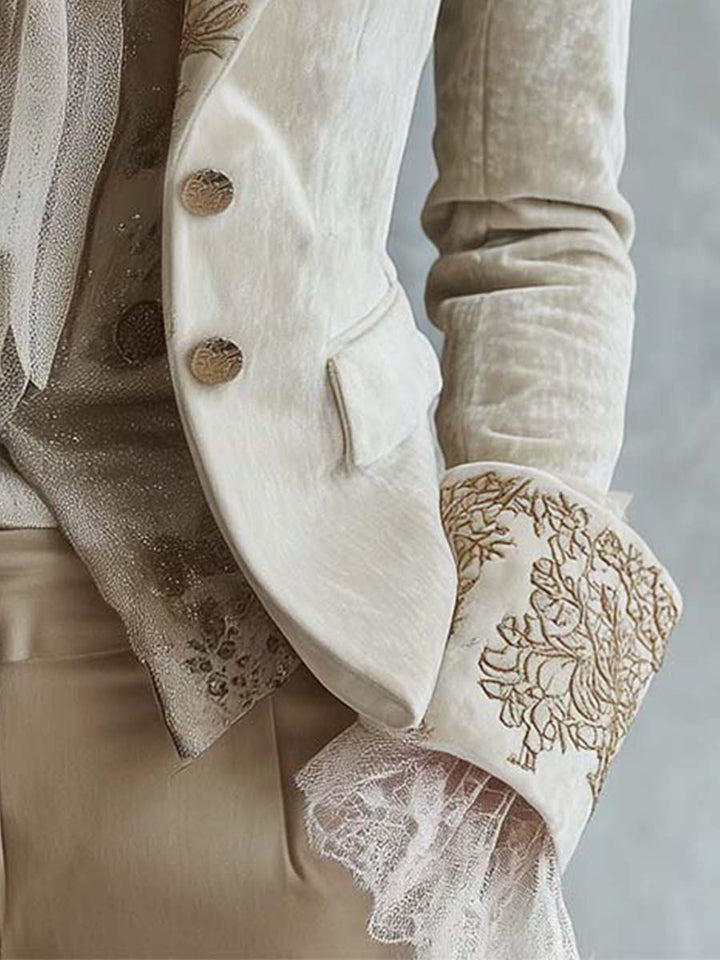 Kristin blazer med guldfärgade knappar och broderad manschett, närbild
