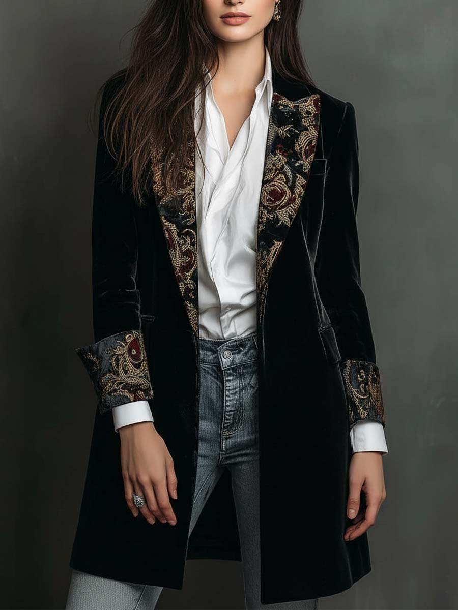 Madeleine svart kavaj med barockmönstrade slag och manschetter