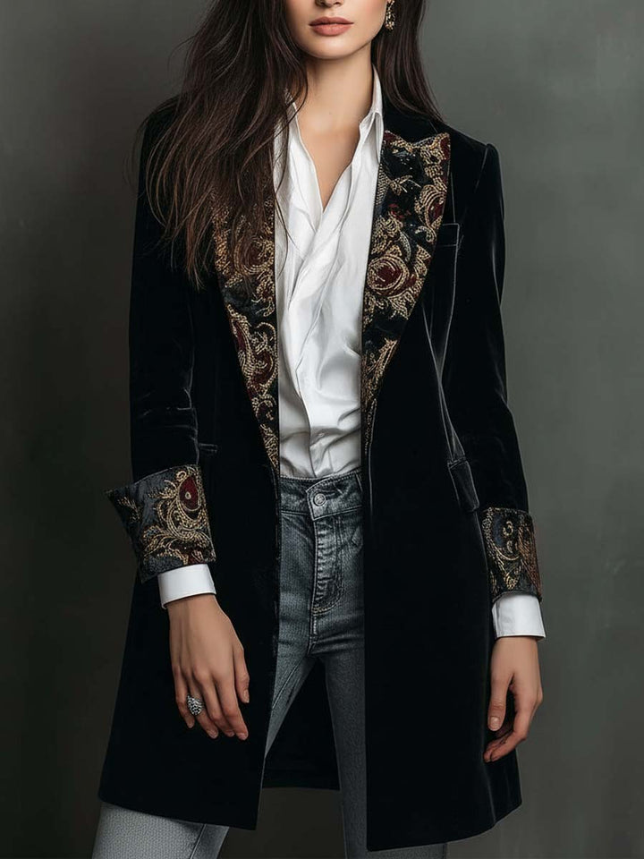 Madeleine svart kavaj med barockmönstrade slag och manschetter