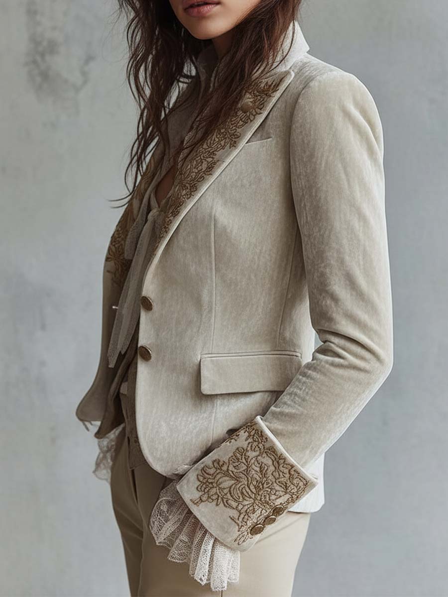Kristin broderad blazer i elfenben, sidovy med broderade manschetter