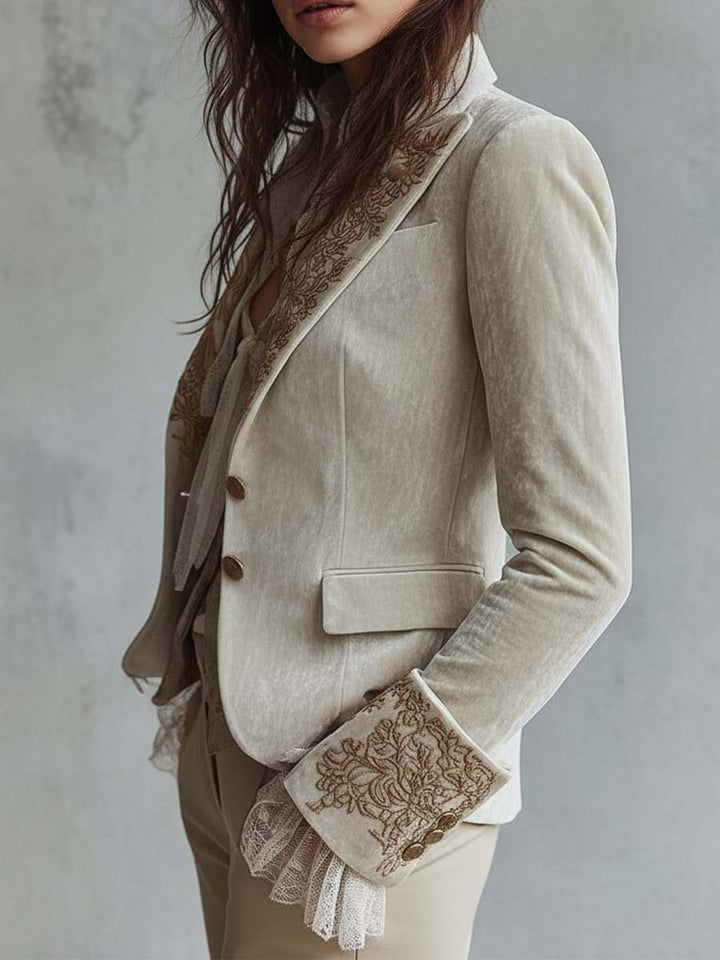Kristin broderad blazer i elfenben, sidovy med broderade manschetter