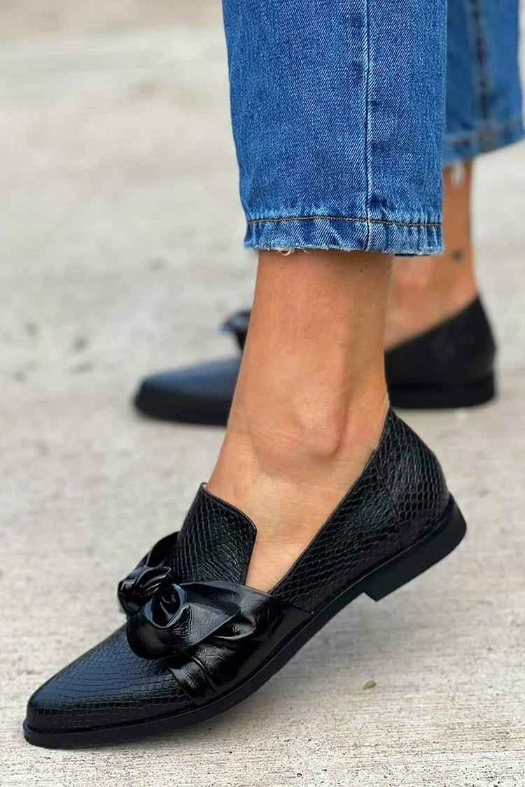 Hilma svarta loafers med rosett, sidovy