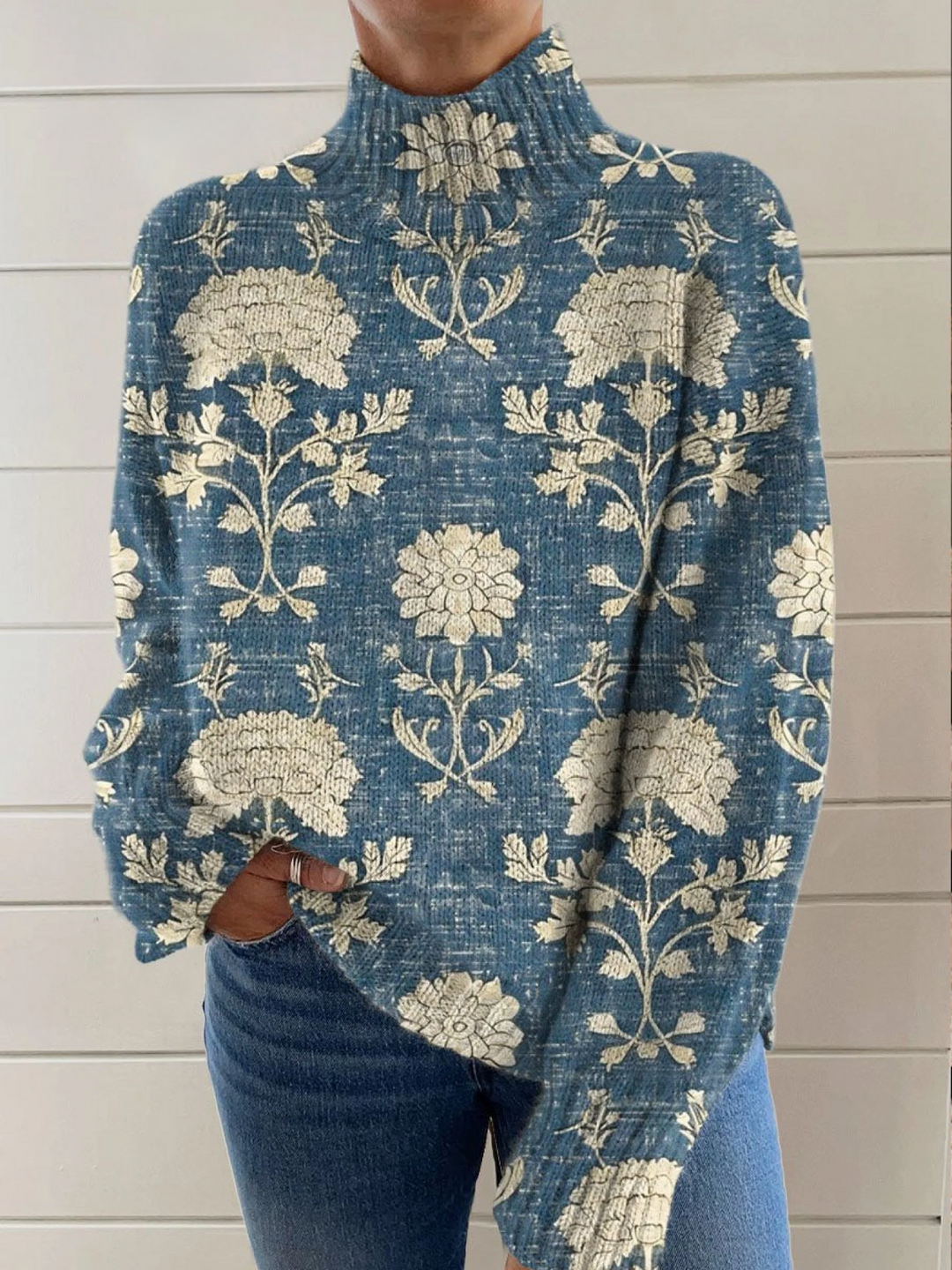 Teresia – tidlös blommig polotröja i blått