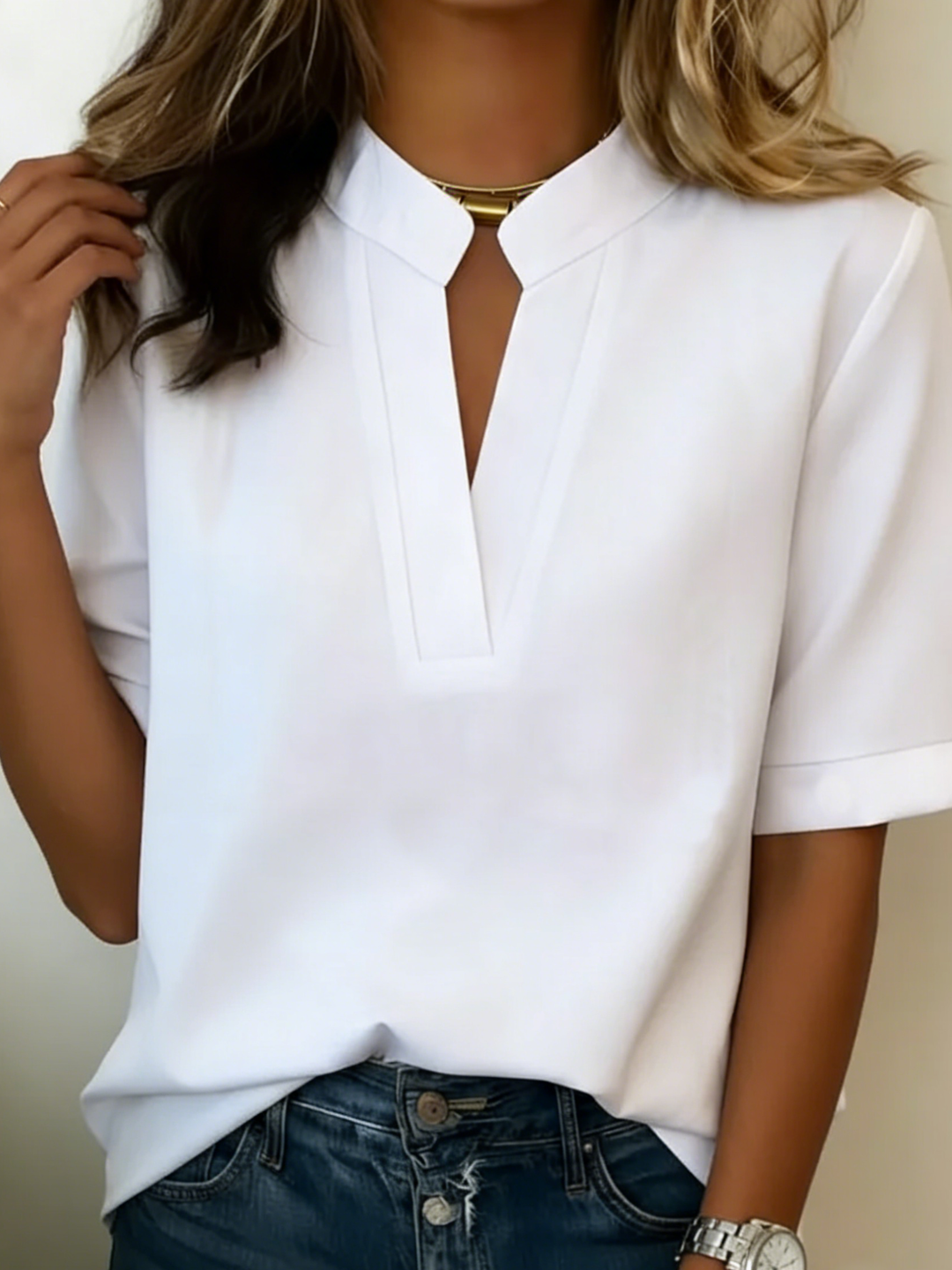 Margaux | Chic V-ringad Blus med Guld Detalj