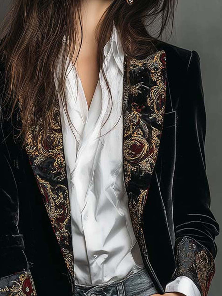 Madeleine detaljbild på slag i sammet med broderat mönster