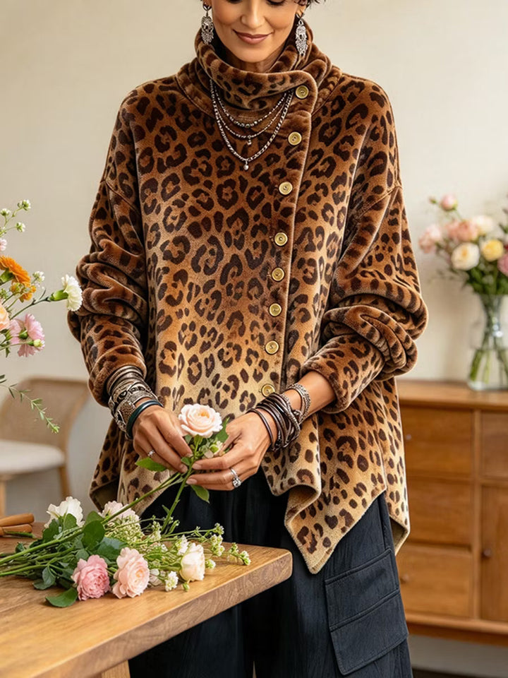 Marit – tröja med leopardmönster och asymmetrisk fåll