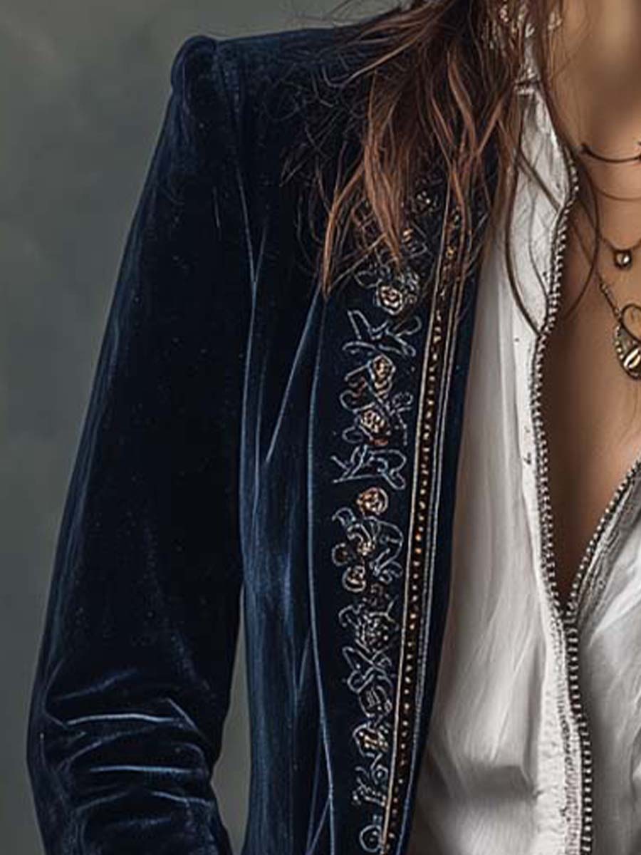 Detalj av broderad framkant och sammetstyg på Eivor