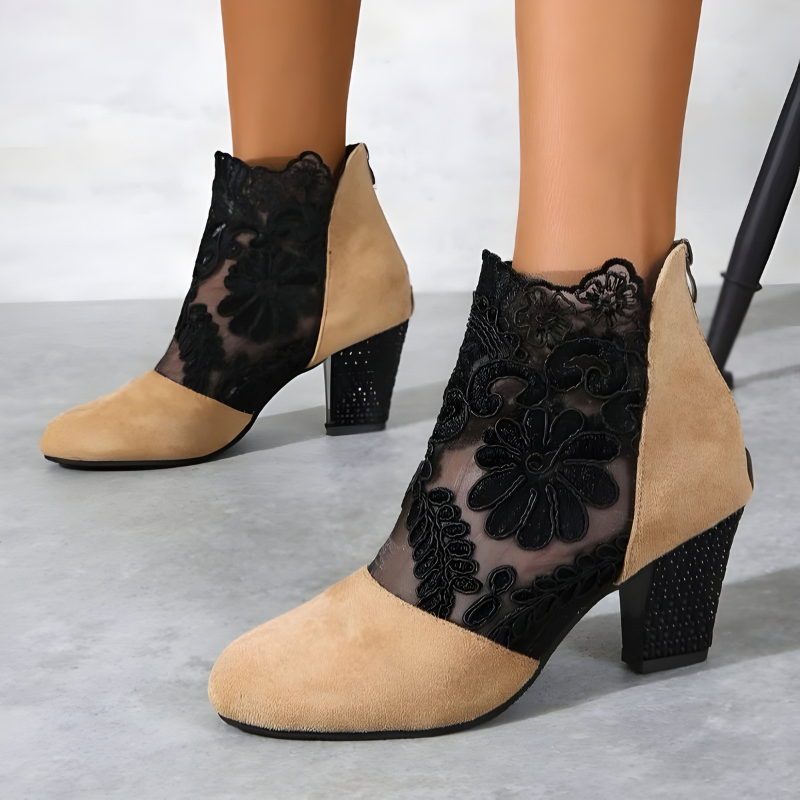 Ann-Katrin – beige klackskor med svart spets