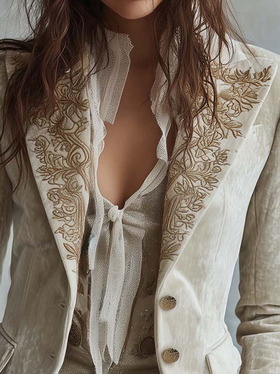 Kristin blazer med broderade slag, närbild på framsidan
