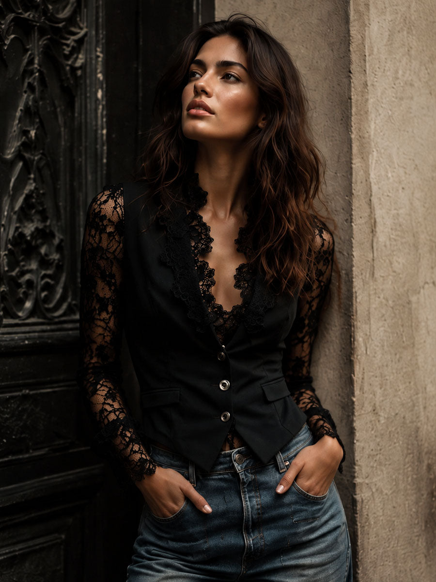 Margit svart blazertopp med spetsärmar, stylad med jeans