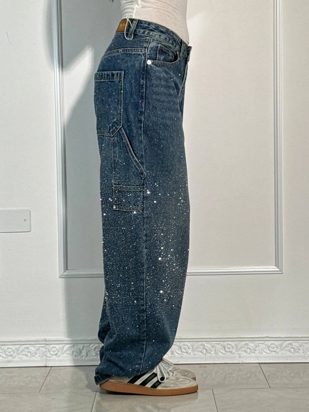 Valfrida jeans i mörkblå färg, sidovy