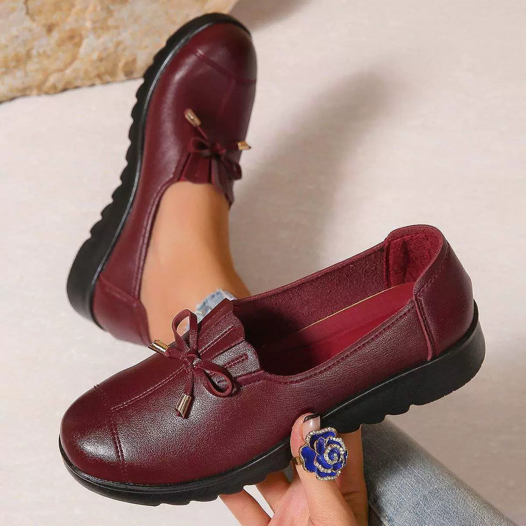 Röda loafers Siri med rosett i detalj