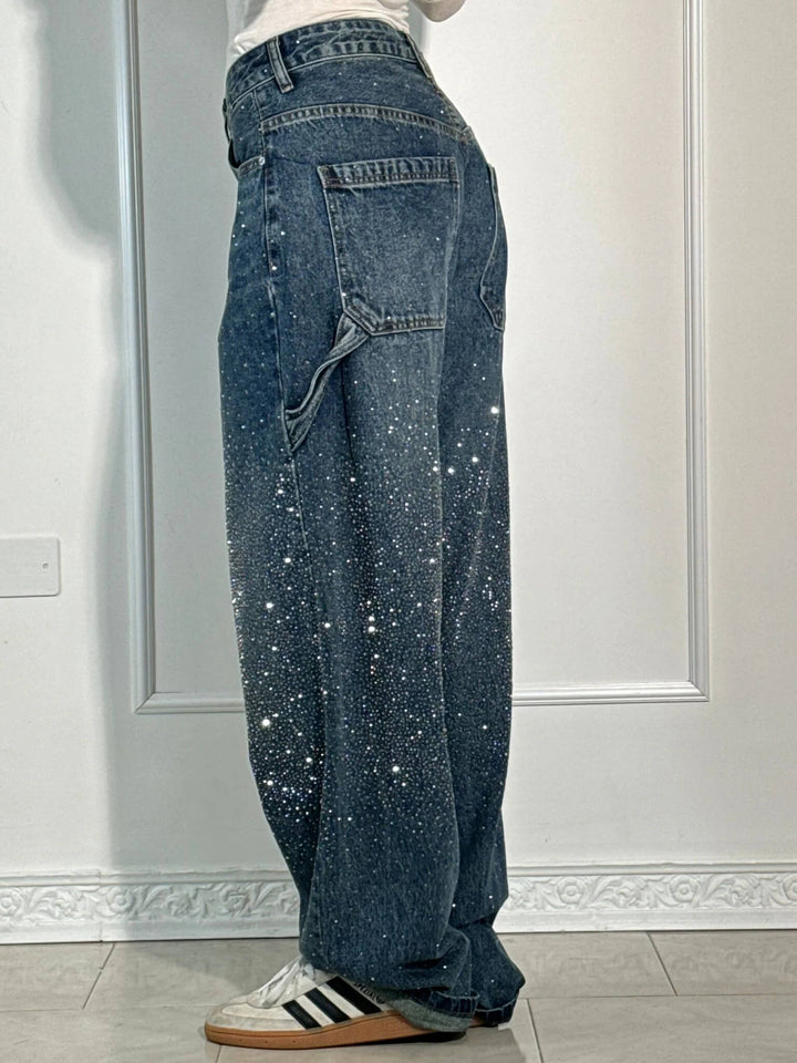 Valfrida jeans i mörkblå färg, bakifrån från sidan