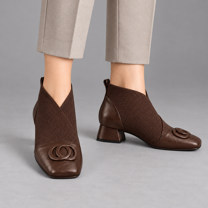 Ingbritt bruna ankelboots stylade med beigea byxor