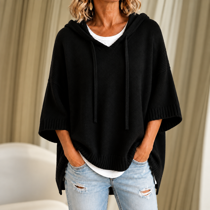 Oriana | Stickad poncho med huva och trekvartslånga ärmar