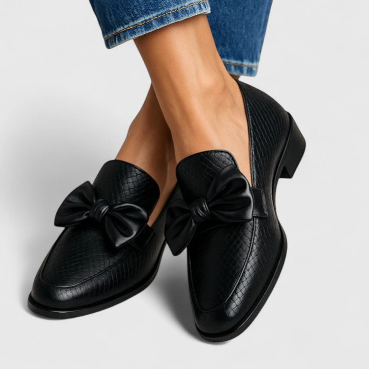 Siw – svarta loafers med rosett och reptilmönster