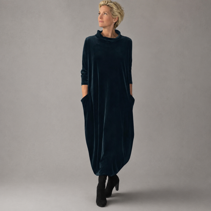Kvinna i Ellen maxiklänning i sammet med ankelboots