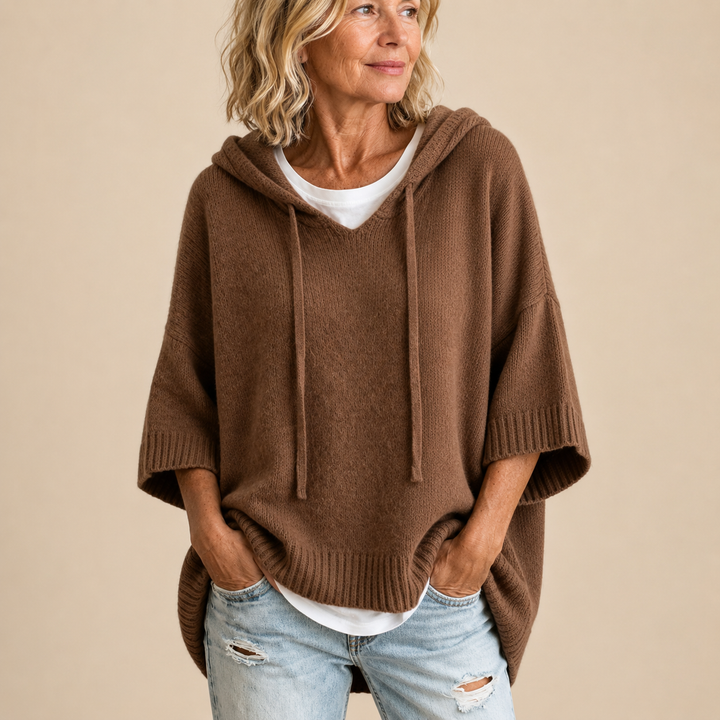 Oriana | Stickad poncho med huva och trekvartslånga ärmar