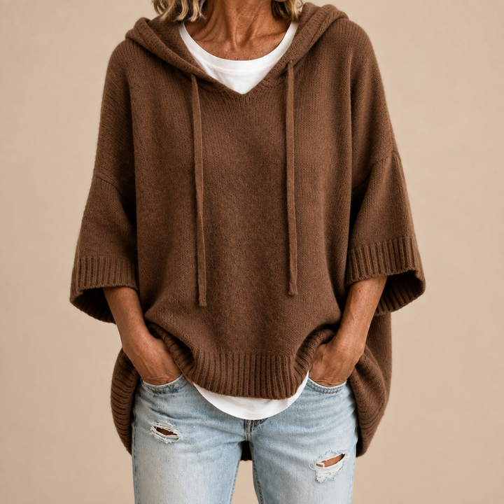 Oriana | Stickad poncho med huva och trekvartslånga ärmar