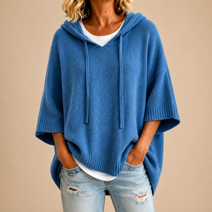 Oriana | Stickad poncho med huva och trekvartslånga ärmar