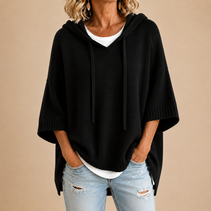 Orielle | Poncho-stil stickad tröja med huva och trekvartslånga ärmar.
