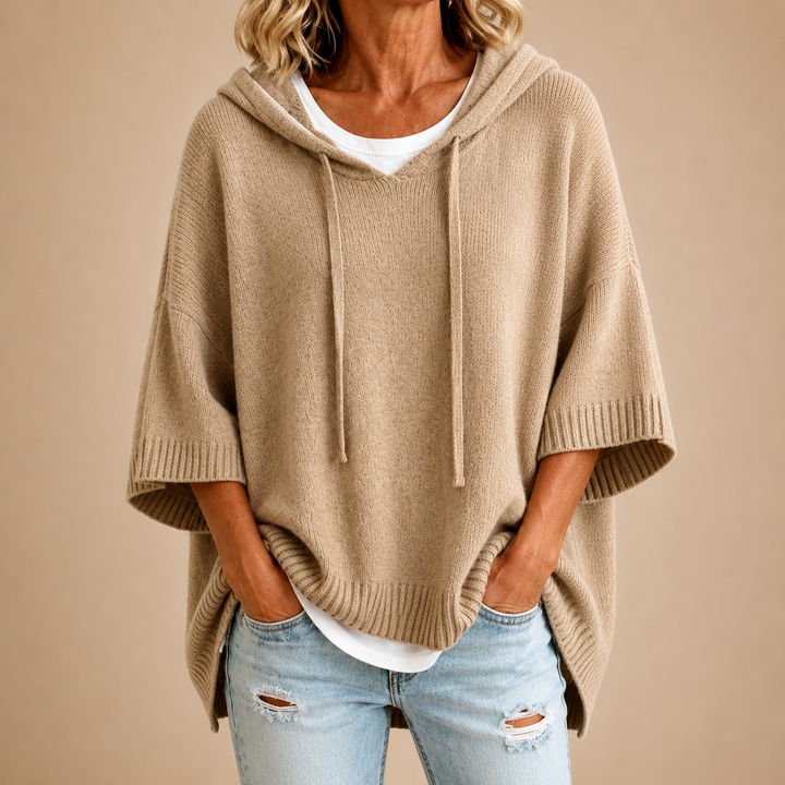 Orielle | Poncho-stil stickad tröja med huva och trekvartslånga ärmar.