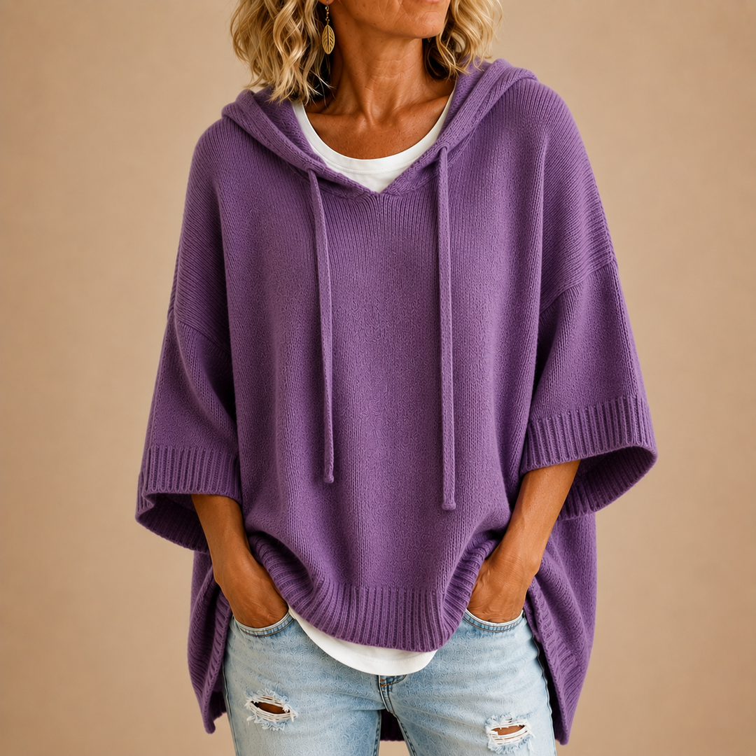 Orielle | Poncho-stil stickad tröja med huva och trekvartslånga ärmar.