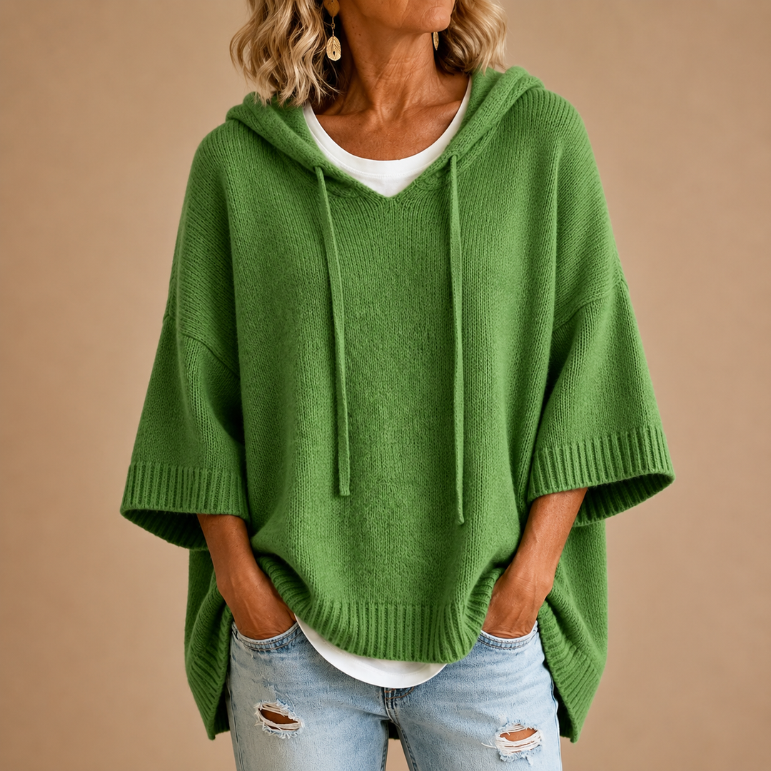 Oriana | Stickad poncho med huva och trekvartslånga ärmar