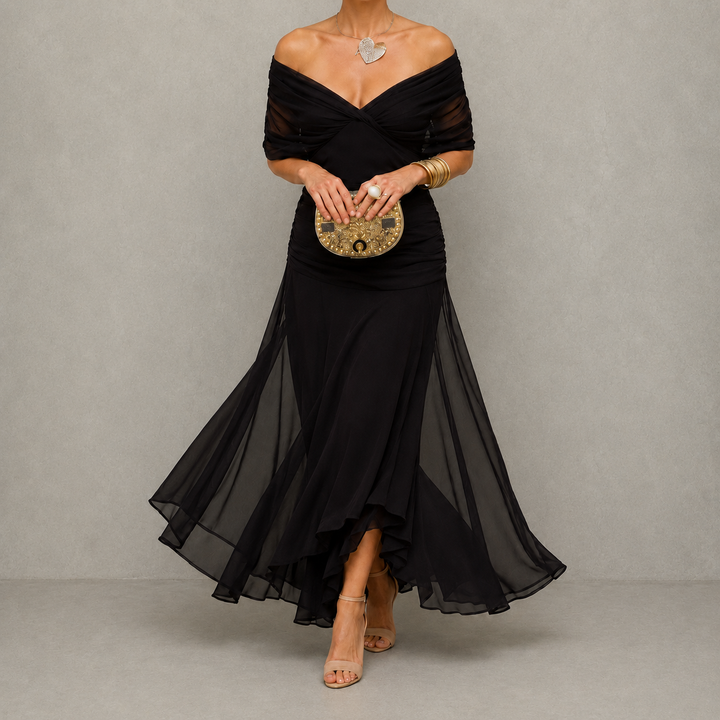 Eva-Lisa draperad festklänning i svart med off-shoulder-ringning