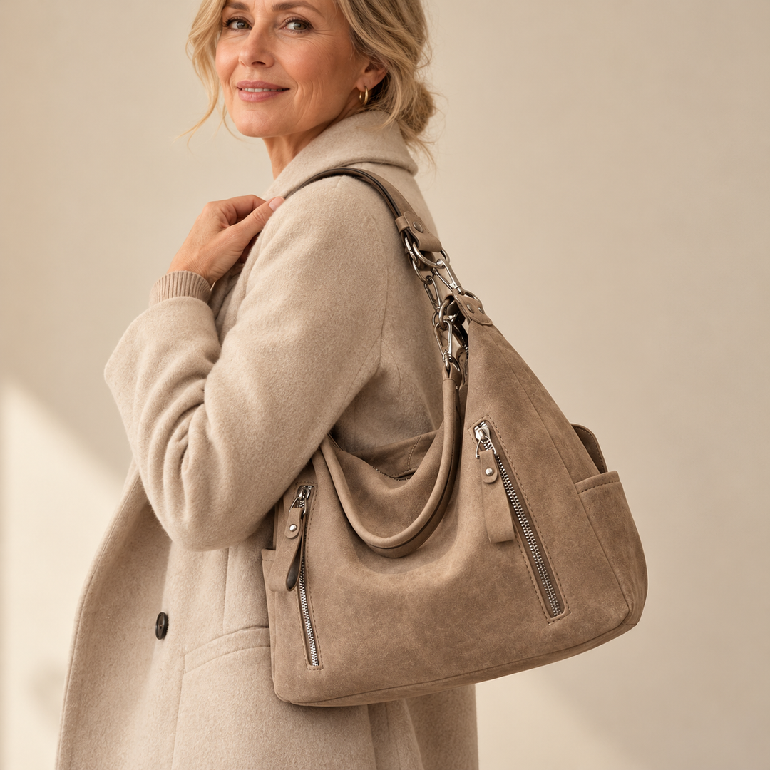 Kvinna bär Ann-Helen i khaki på axeln