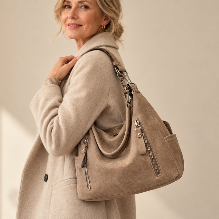 Kvinna bär Ann-Helen i khaki på axeln