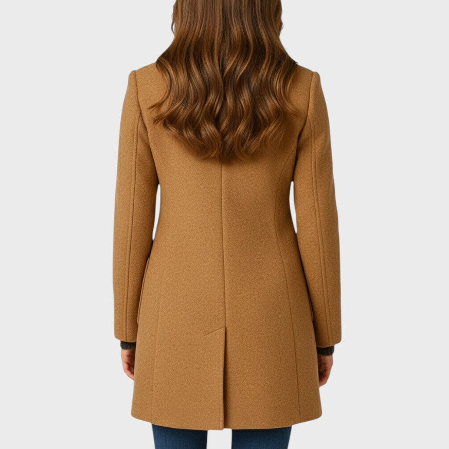 Karolin kappa i khaki sedd bakifrån