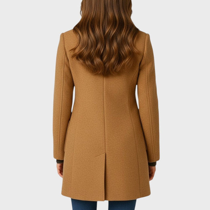Karolin kappa i khaki sedd bakifrån