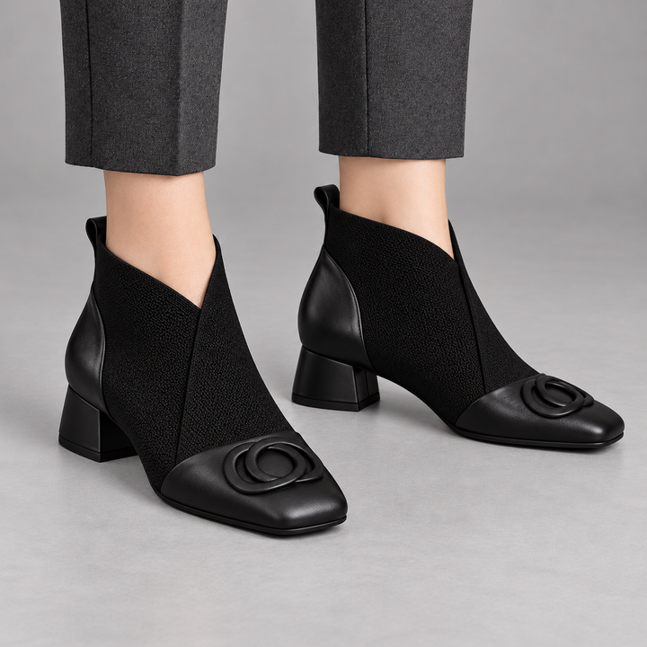 Ingbritt svarta ankelboots stylade med gråa byxor