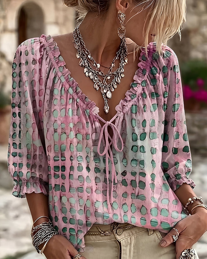 Christa | Moderiktig Blus med Prickar