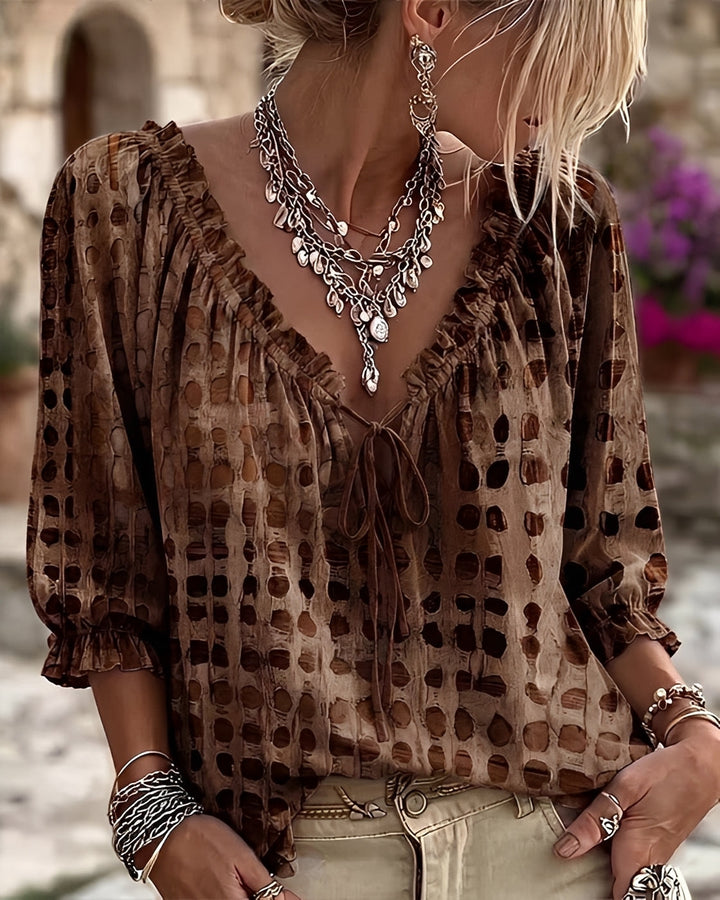Christa | Moderiktig Blus med Prickar