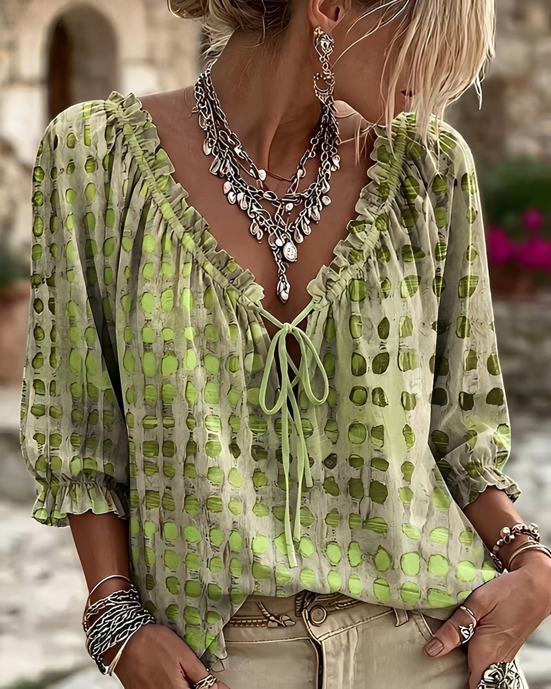 Christa | Moderiktig Blus med Prickar