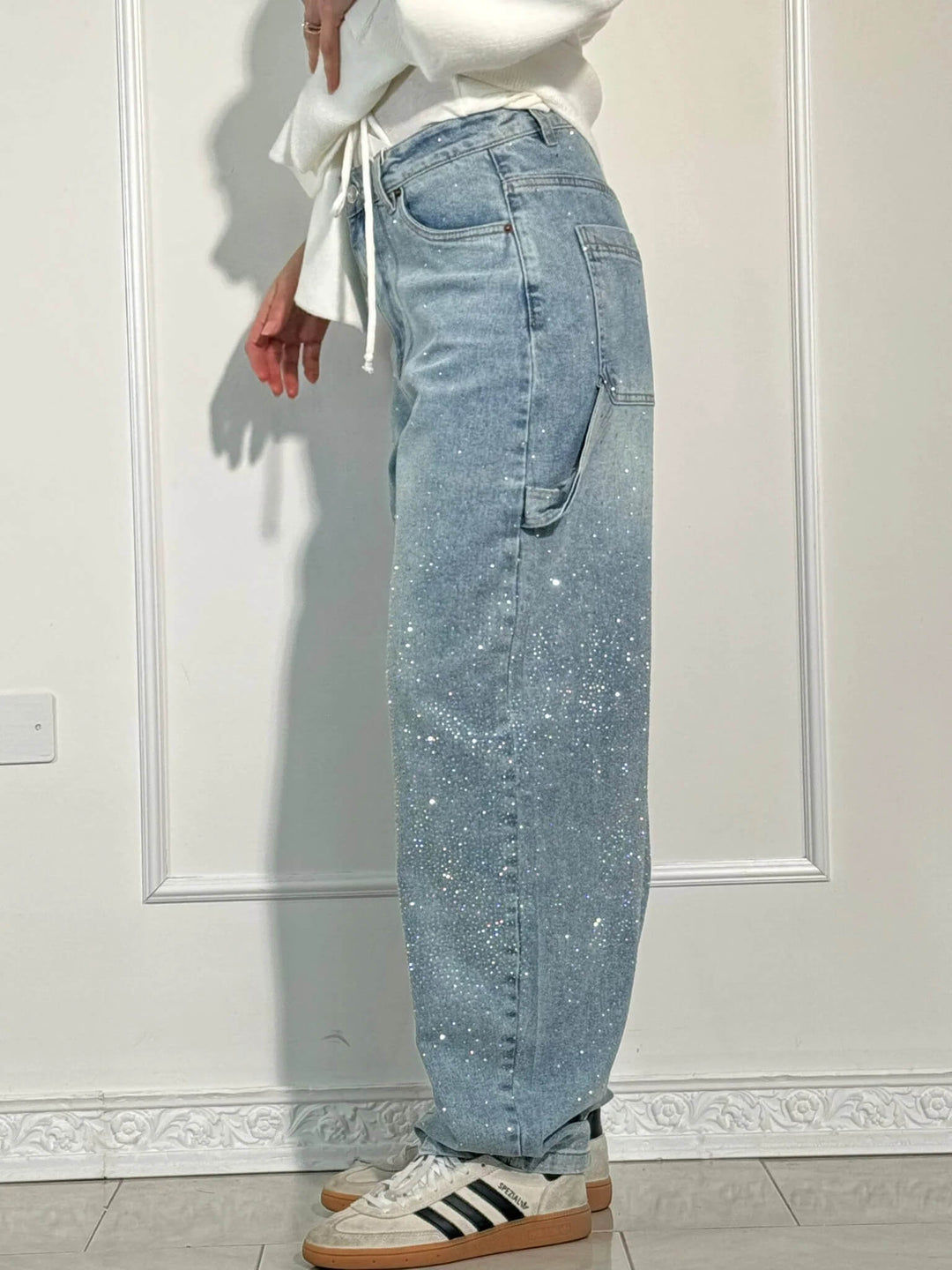 Valfrida jeans i ljusblå färg, sidovy