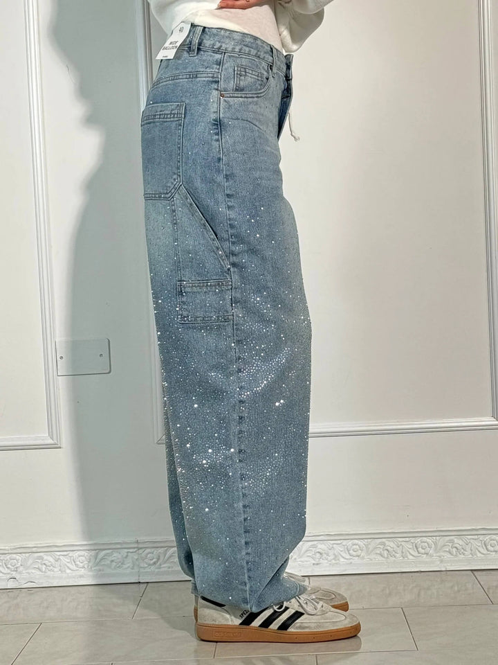 Valfrida jeans i ljusblå färg, sidovy med ficka