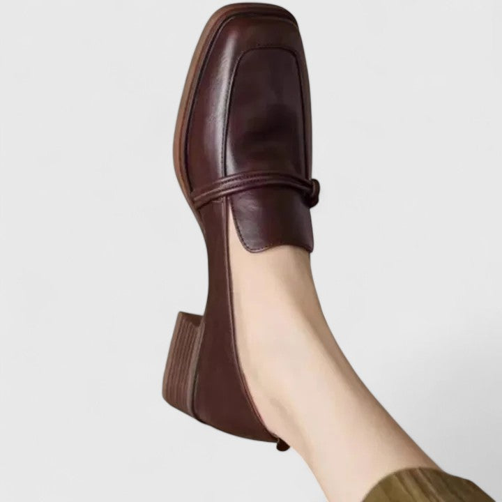 Viola bruna loafers med kvadratisk tå och låg klack, sedda från sidan