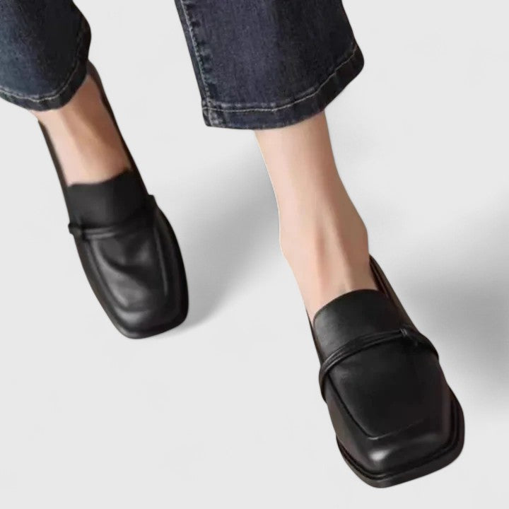 Viola svarta loafers i slip-on-modell, burna med jeans