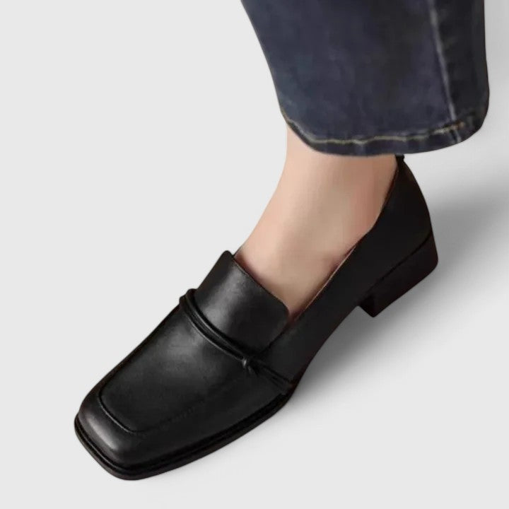 Viola svarta loafers med kvadratisk tå och låg klack, burna med jeans