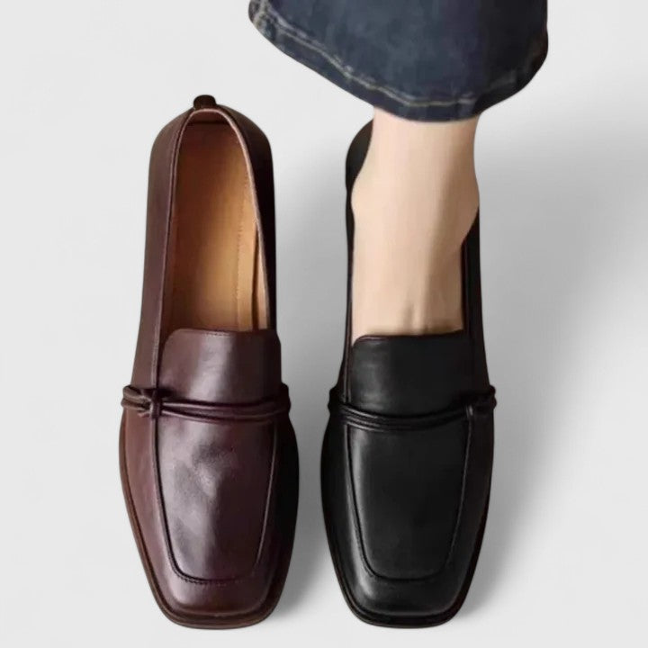 Viola loafers med kvadratisk tå i svart och brunt mjukt material, sedda uppifrån