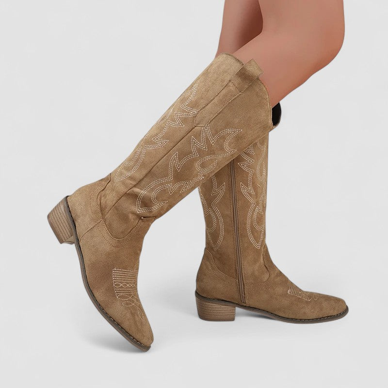Elfrida – westernstövlar i beige med broderade detaljer