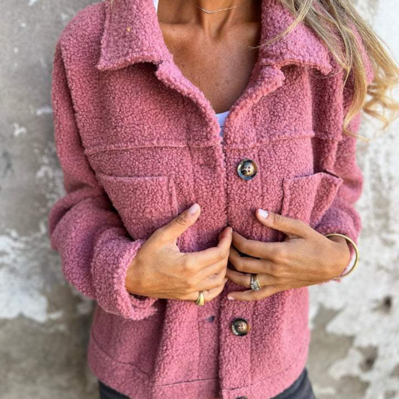 Anne – mjuk jacka i fuskpäls med knappar, rosa