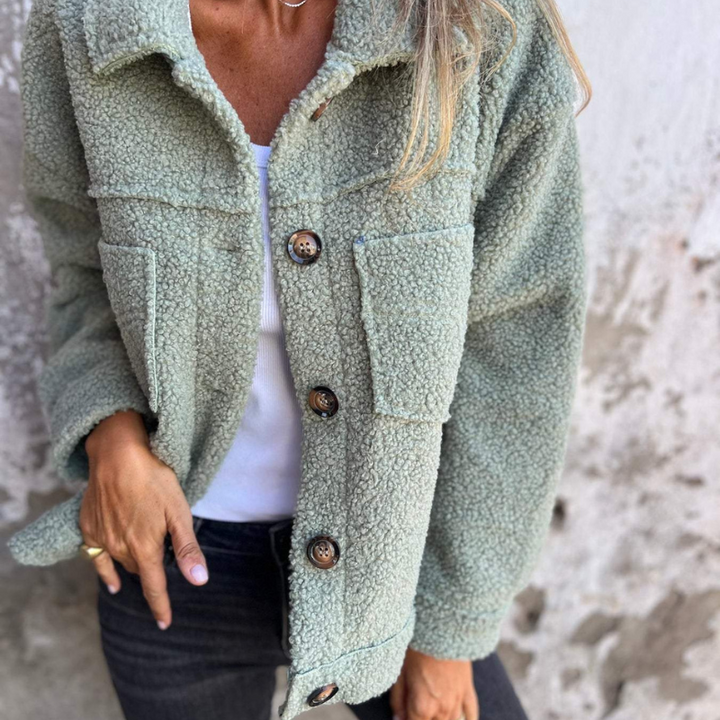 Anne – mjuk jacka i fuskpäls med knappar, grön
