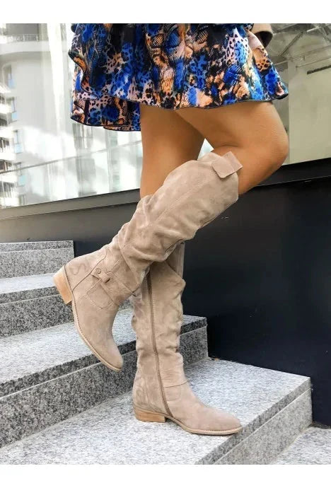 Ingela höga stövlar i beige på trappa